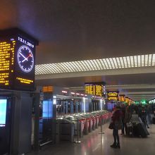 電光掲示板で遅れが確認できます。