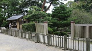 瓢池からは非常に近く、少し坂道を降りたらすぐにこの門にたどり着きました。