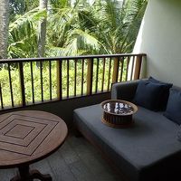 緑いっぱいの中庭を望むベランダ