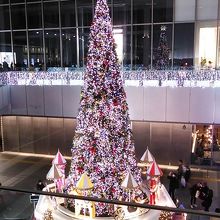 メリーゴーランド付きの豪華ツリーがお目見え