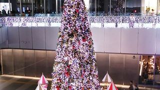 メリーゴーランド付きの豪華ツリーがお目見えしてました