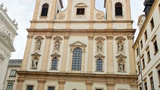 騙し絵の天井画やバロックの景観が圧巻