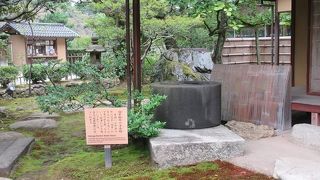 円柱形をしていて表面は綺麗に磨かれていました。