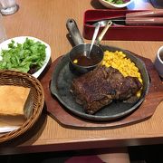 ベーカリーのいい香りが食欲をそそる