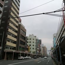 車道を挟んで両側にお店が並んでいるので、行き来はしづらいです