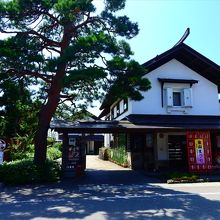 金山町の街並みと大堰