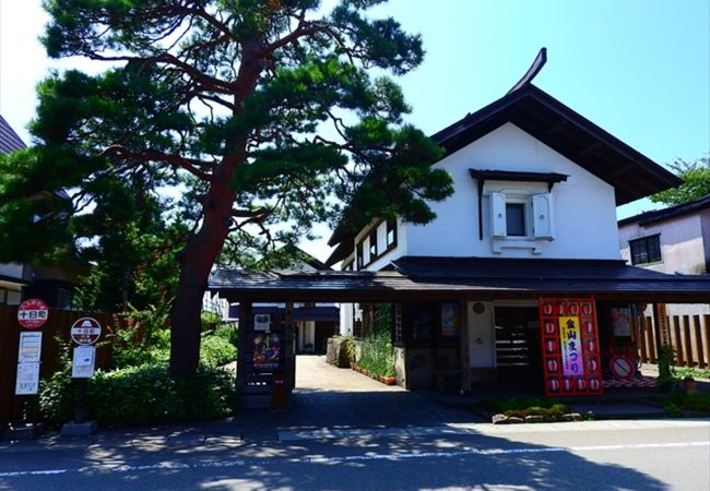 金山町の街並みと大堰