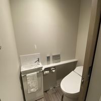 バスルームが離れてるのでトイレ内に手洗い場があります