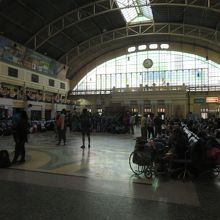 夕闇に包まれつつあるターミナル駅