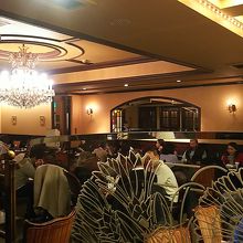 パネルで仕切ってある奥の席へ