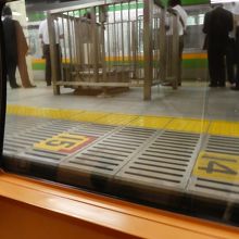 １階の窓下とホームの関係。