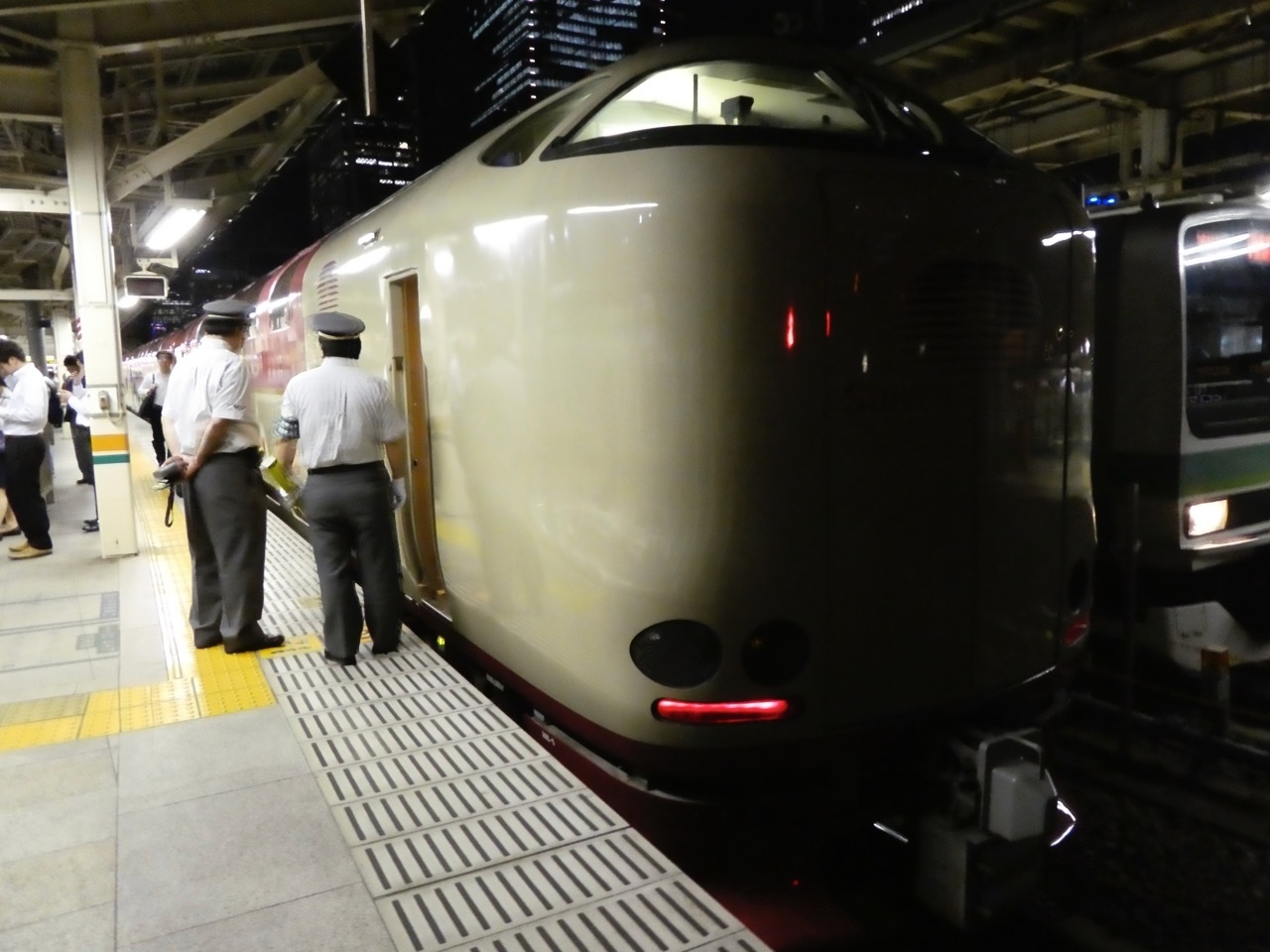 先頭車。巨体。