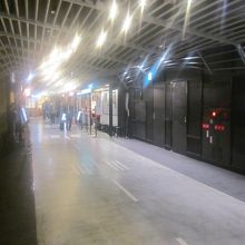 通路が滑走路風のデザインになっています