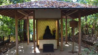 等々力渓谷にある小さな祠には幼少期の弘法大師の像が祀られています
