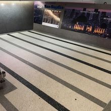 トムブラッドリーの税関を抜けたところ。