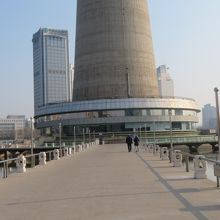 遊歩道を歩いて天塔