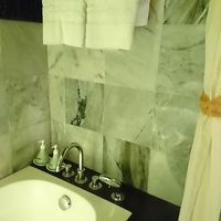 シャンプー、シャワーソープ、カラン、ハンドシャワー