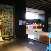 ８階　出入口とフロント