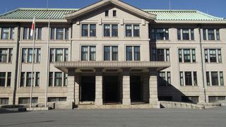 皇居内の宮内庁の建物