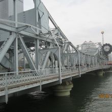 橋を渡ると天津駅へと通じます。