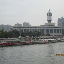 海河の向こう岸には天津駅。