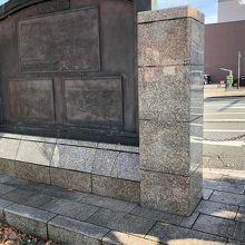 福井照手郵便局前の〝九十九橋の歴史碑〟。