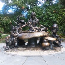 アリスの像正面です