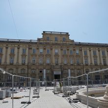 広場に面して建つリヨン美術館