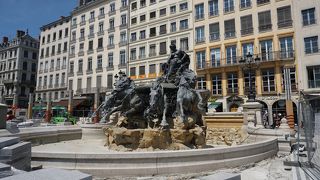 バトルディーの泉がある大きな広場、市庁舎やリヨン美術館が面しています