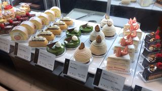 上品なケーキとパン