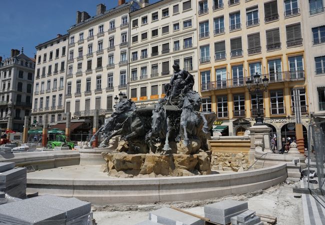 バトルディーの泉がある大きな広場、市庁舎やリヨン美術館が面しています