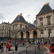 リヨンに行くならオススメのエリアにある駅、周辺には市庁舎、オペラ座も建っています