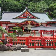 津和野の高台にある朱が鮮やかな神社