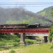 津和野の街から黒煙を吐いて走るSLが見られます。