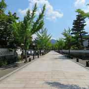 津和野の目抜き通りで、両脇に観光施設やお店がたくさん
