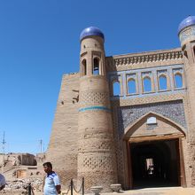 東門　外はバザール解体後の後片付け中