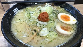 魚介スープが絡まる平打ち麺