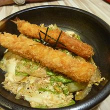 友人が注文したエビカツ丼150元