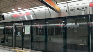 空港の地下にある便利な駅