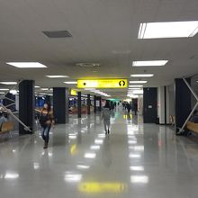 搭乗ゲート付近は昔ながらの伊丹空港、天井低め