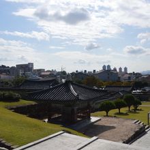 古墳はやや高台にあるので、街が見渡せます。