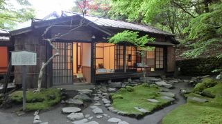 綺麗に整った昔の別荘と庭にタイムスリップしたような錯覚を感じます