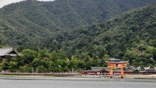 自身の重みで建っている大鳥居