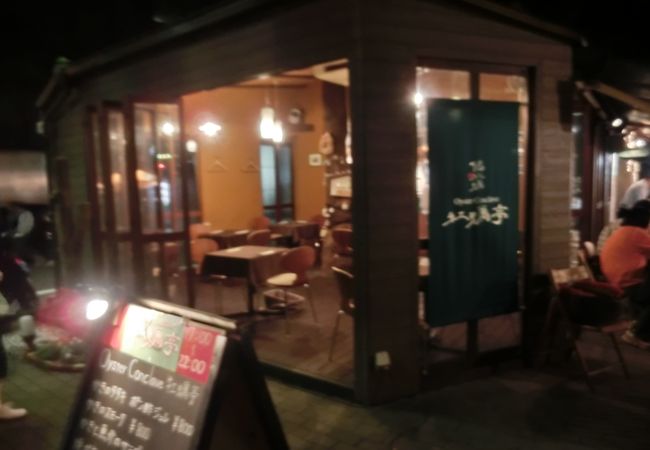 開放感ある牡蠣に特化したレストラン