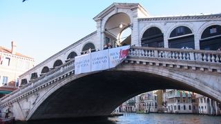 カナルグランデにかかる橋