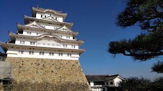 青空に眩い白亜の城