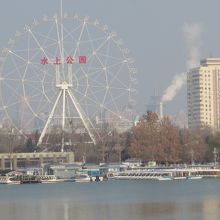 湖を見ています