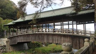 木造で屋根のある風情のある橋