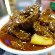 牛バラ肉が山盛りのカレー煮込みは、けっこう美味しいです。