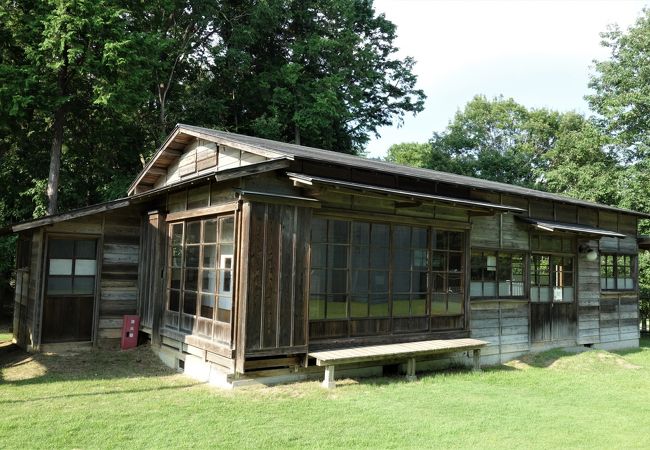 美術館の敷地内に